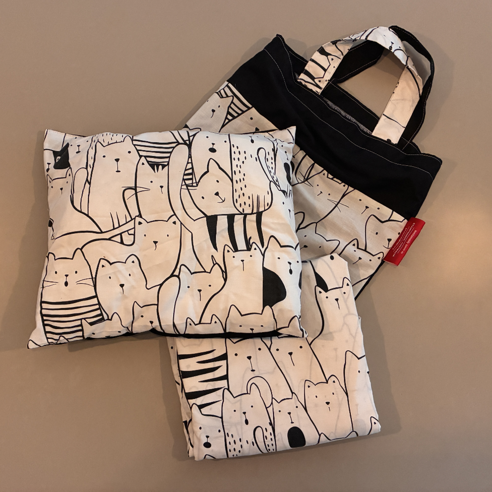 Nine Lives - Daisybox casket liner